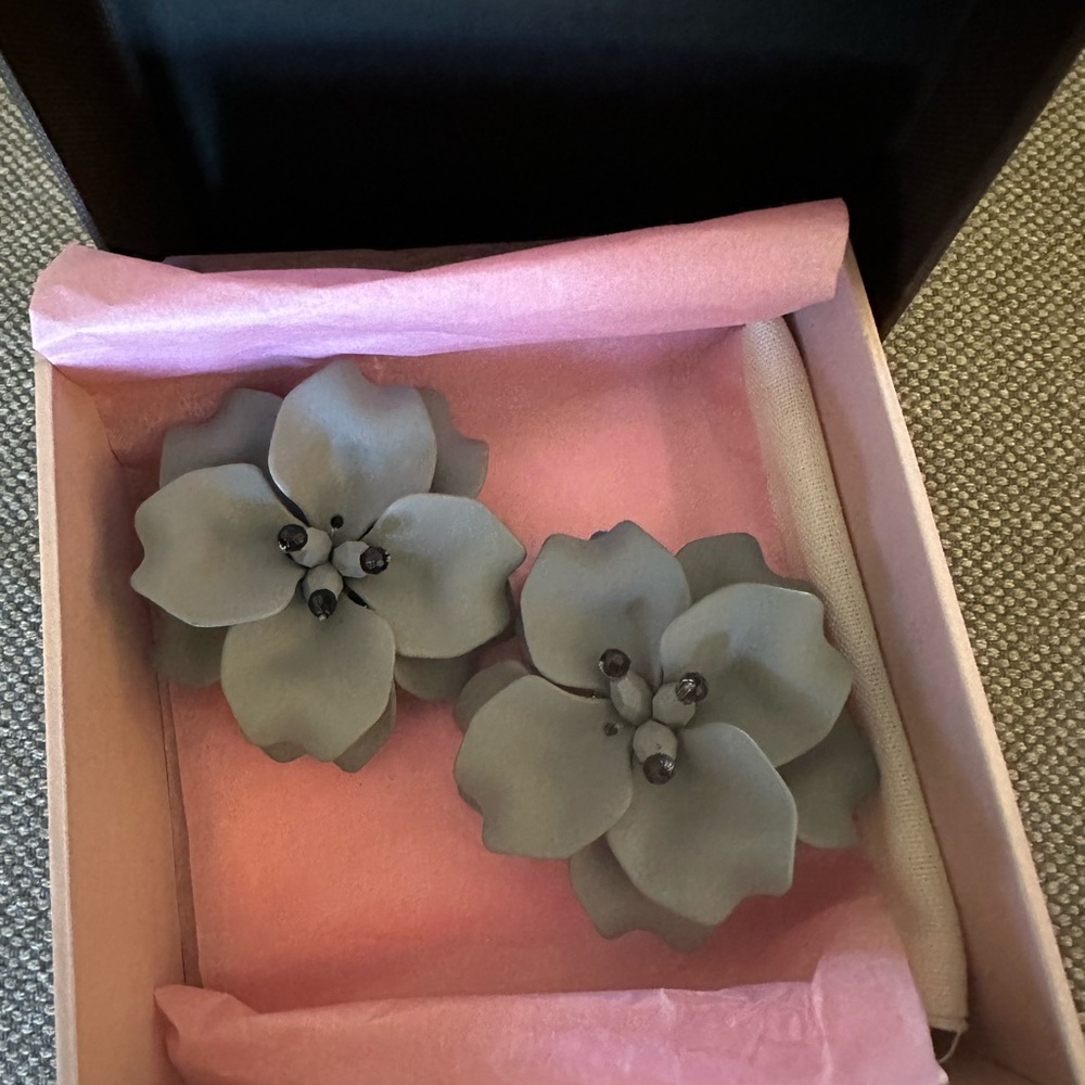 Chic Floral Gray Earrings